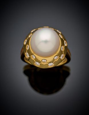 une bague en perles et diamants