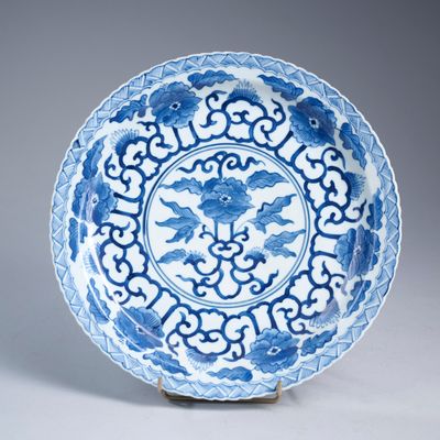 CHINE. Plat à contour festonné en porcelaine à décor en bleu…