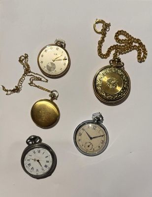 plusieurs types de montres de poche sont présentés sur une surface blanche