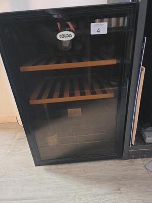 une cave à vin posée dans un coin de la pièce