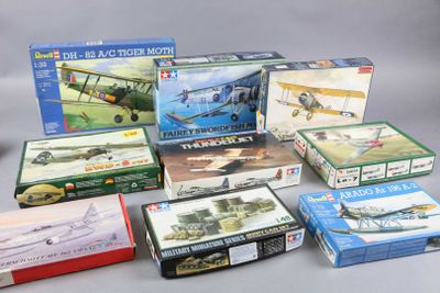 beaucoup de maquettes d'avions et de boîtes sur la table