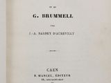 un vieux livre avec un titre en noir et blanc