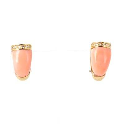 une photo d'une paire de boucles d'oreilles en corail et diamants
