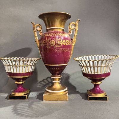 trois vases posés l'un à côté de l'autre sur une table