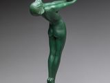 une image représentant une statue d'une femme tenant une balle