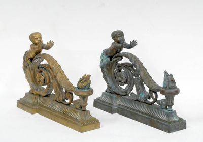 deux statues assises l'une à côté de l'autre sur une table