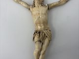 statue de Jésus sur la croix sur fond blanc