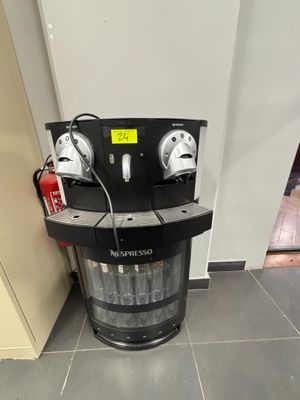une cafetière posée par terre