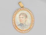 un portrait ancien représentant une femme portant des perles, dans un pendentif plaqué or