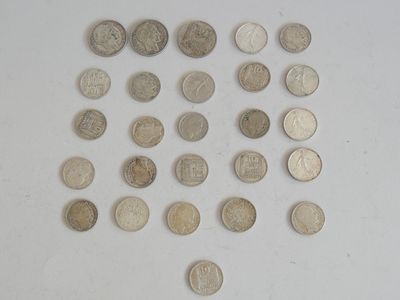 beaucoup de pièces qui sont sur la table