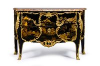 Commode en laque de Chine et vernis parisien, galbée sur tro…