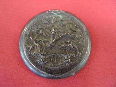 une image représentant une assiette en argent sur laquelle figurent un homme et une femme