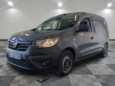 la camionnette grise est garée sur le sol en damier d'une pièce