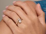 Cette femme porte une bague en or sertie d'un diamant.