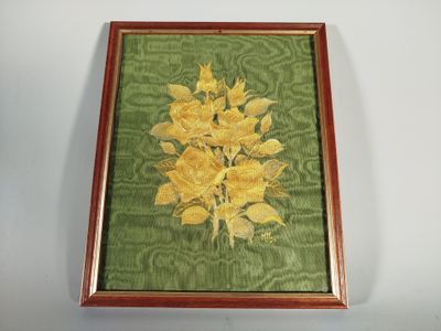 tableau représentant des fleurs jaunes, dans un cadre en bois accroché au mur