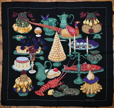 une photo d'une nappe noire sur laquelle sont disposés divers plats