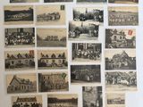 de nombreuses vieilles photos de personnes et de bâtiments accrochées au mur