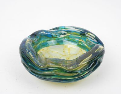un bol en verre posé sur une table