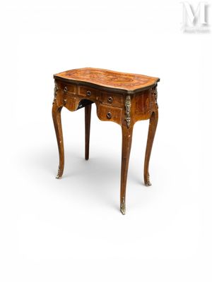 l'image d'une petite table en bois avec des tiroirs