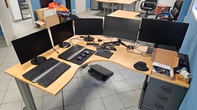 une image représentant un espace de travail équipé de plusieurs ordinateurs