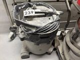 une machine posée sur le sol d'une pièce