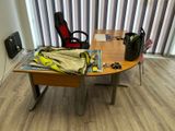 un bureau sur lequel se trouvent un sac à dos et une paire de chaussures