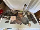 une table sur laquelle se trouvent de nombreux objets anciens