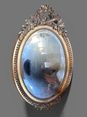 le reflet d'un homme dans un miroir accroché au mur