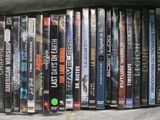 beaucoup de DVD posés ensemble sur une table
