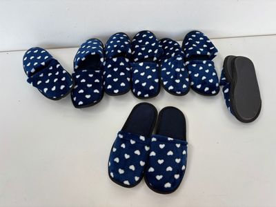 chaussons à pois bleus et blancs avec des semelles noires