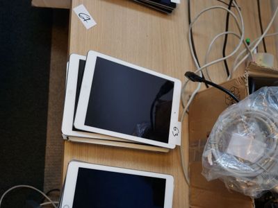 trois tablettes posées les unes à côté des autres sur une table