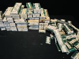 une liasse de billets posée sur une table noire