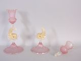 trois vases en verre rose placés les uns à côté des autres