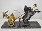 statue représentant un homme à cheval tirant un char sur lequel se trouve un autre homme à cheval