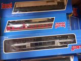 trois trains emballés sont empilés les uns sur les autres dans une boîte