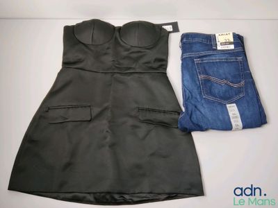 une robe et un jean posés sur une table, avec une étiquette dessus