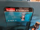 une photo d'une machine exposée dans un magasin