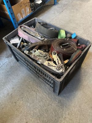 une caisse remplie d'outils posée par terre dans le garage