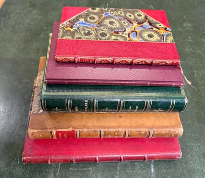 quatre livres empilés les uns sur les autres sur une table