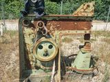 une machine rouillée abandonnée au milieu d'un champ