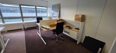 UN ENSEMBLE COMPRENANT : 4 BUREAUX D'ANGLE AVEC RETOUR ET PA…