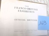 un panneau sur lequel est indiquée « l'exposition franco-britannique »
