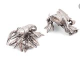 paire de broches « homard » plaquées argent sur fond blanc