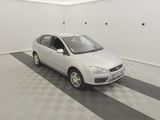 la photo d'une voiture blanche garée dans un garage
