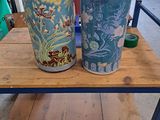 deux vases posés sur une table en bois