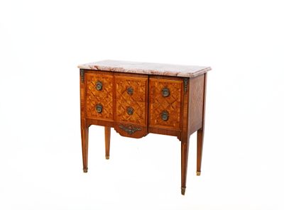 une image d'une petite commode avec un plateau en marbre