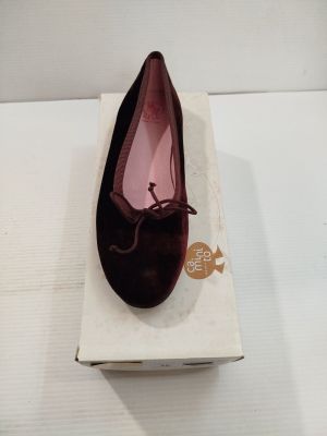 quelqu'un porte une paire de chaussures qui se trouvent dans une boîte