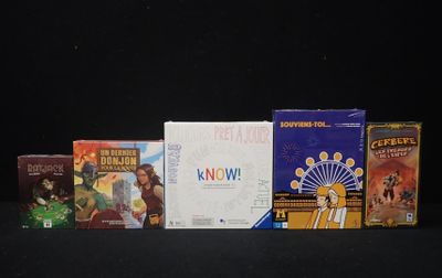 tout un tas de jeux différents posés ensemble sur la table