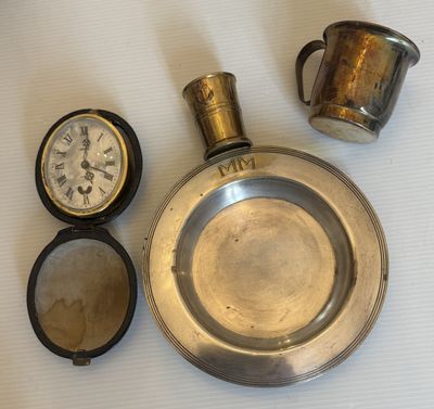 un plateau en argent orné d'une horloge et d'une coupe en argent