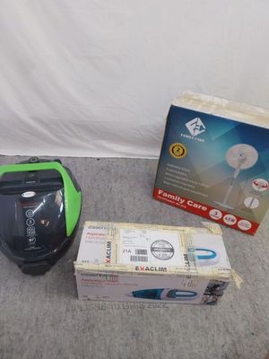 une boîte de télécommandes Wii et une boîte de manettes Wii par terre